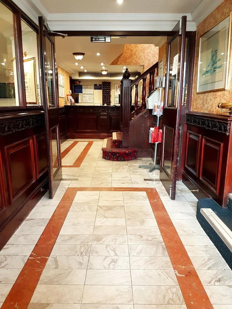 The Ashley Hotel Хейл Екстериор снимка