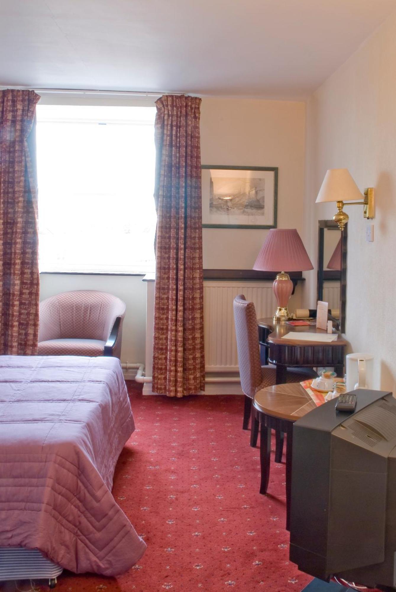 The Ashley Hotel Хейл Екстериор снимка
