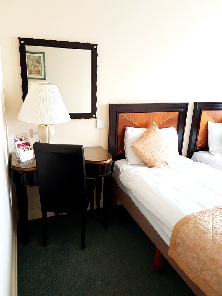 The Ashley Hotel Хейл Екстериор снимка