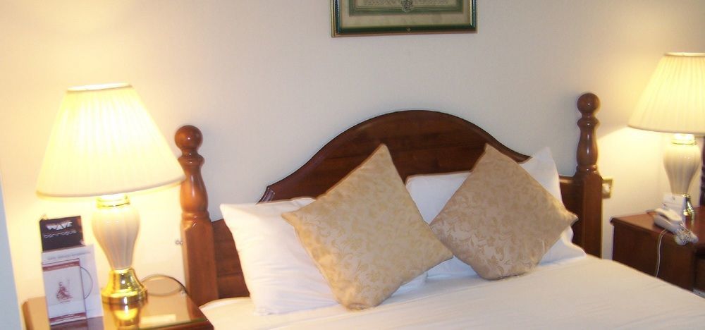 The Ashley Hotel Хейл Екстериор снимка